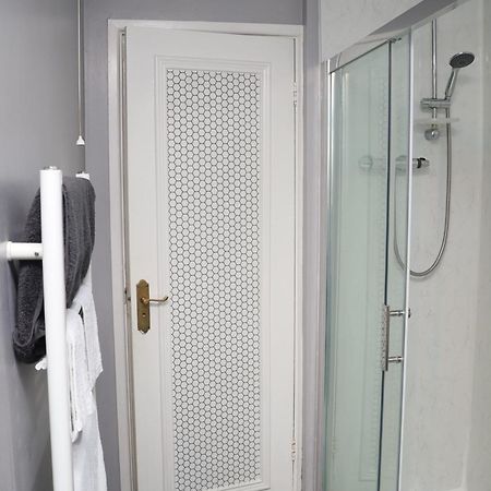 Superb 3 Bedroom Flat In Стаффорд Экстерьер фото