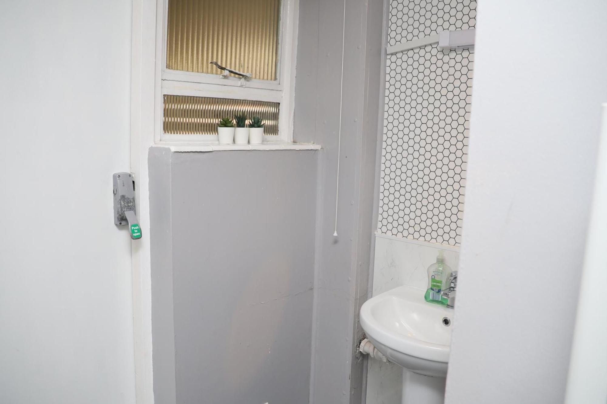 Superb 3 Bedroom Flat In Стаффорд Экстерьер фото