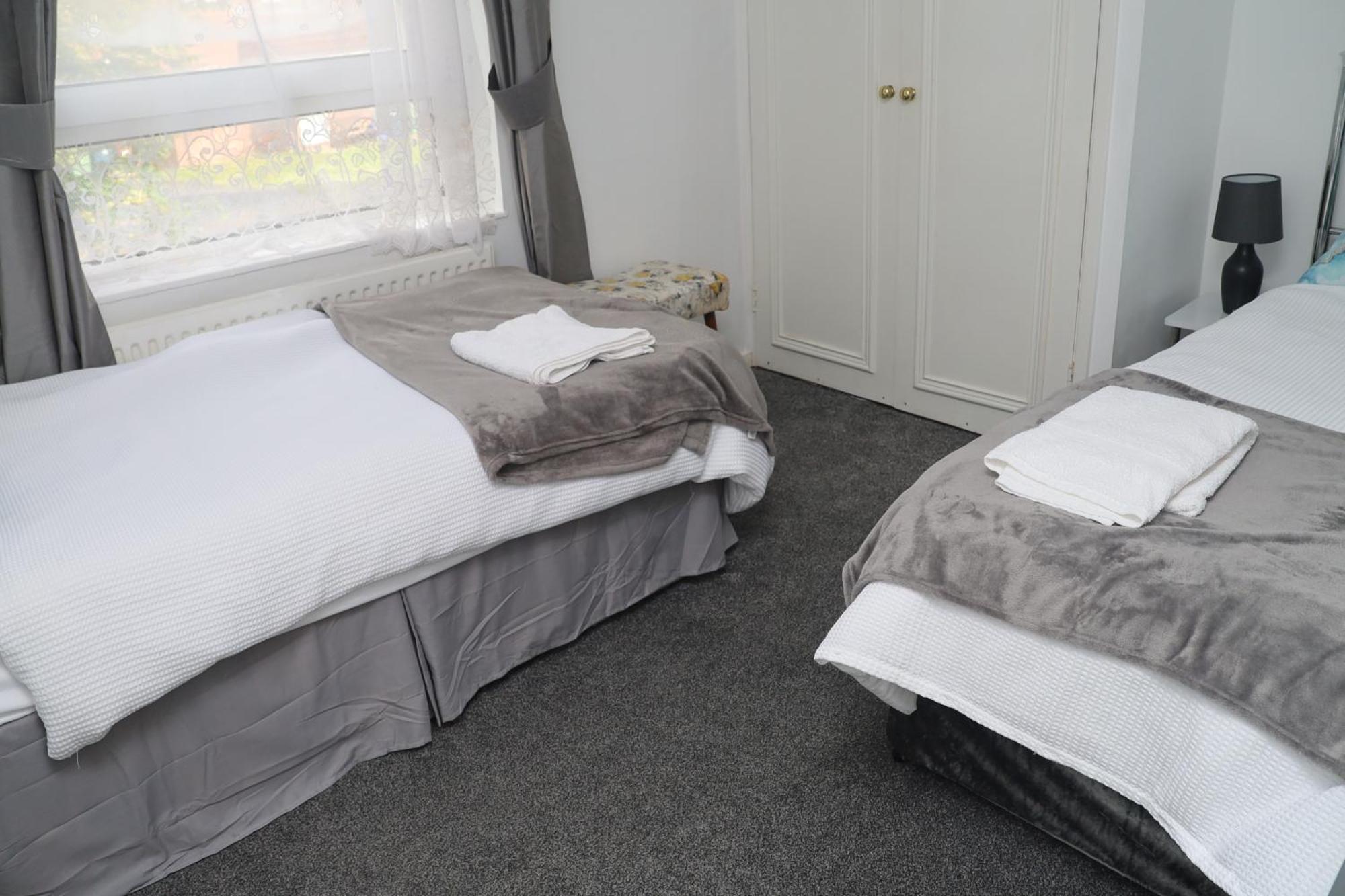 Superb 3 Bedroom Flat In Стаффорд Экстерьер фото