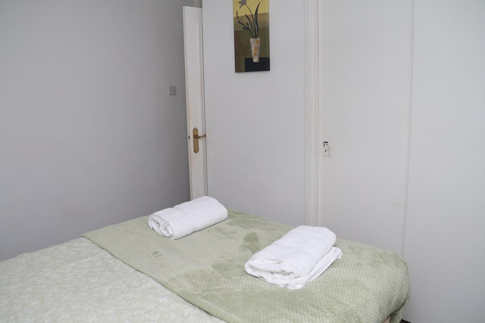Superb 3 Bedroom Flat In Стаффорд Экстерьер фото