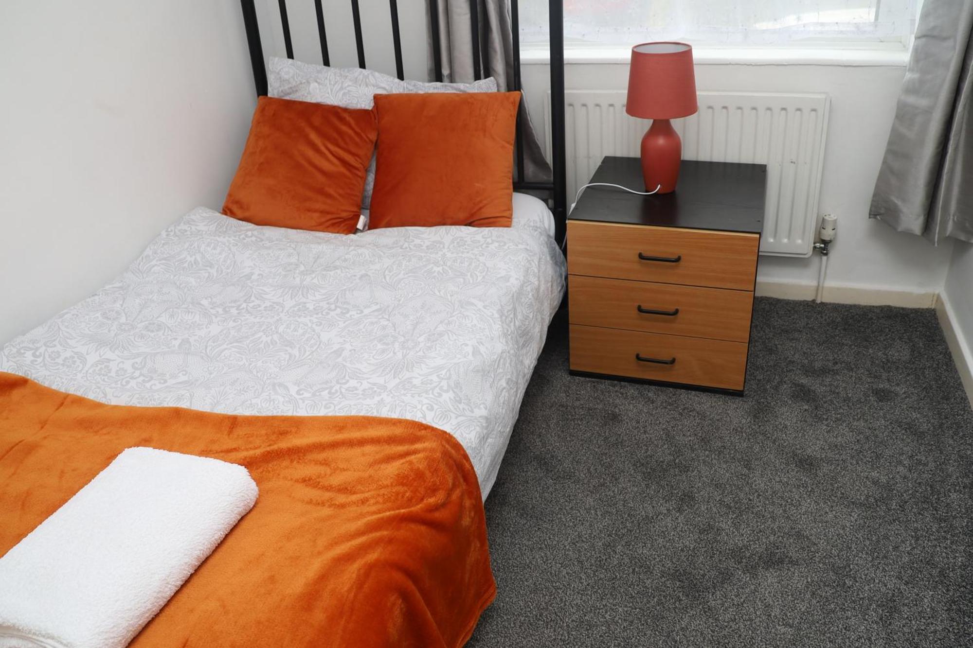 Superb 3 Bedroom Flat In Стаффорд Экстерьер фото