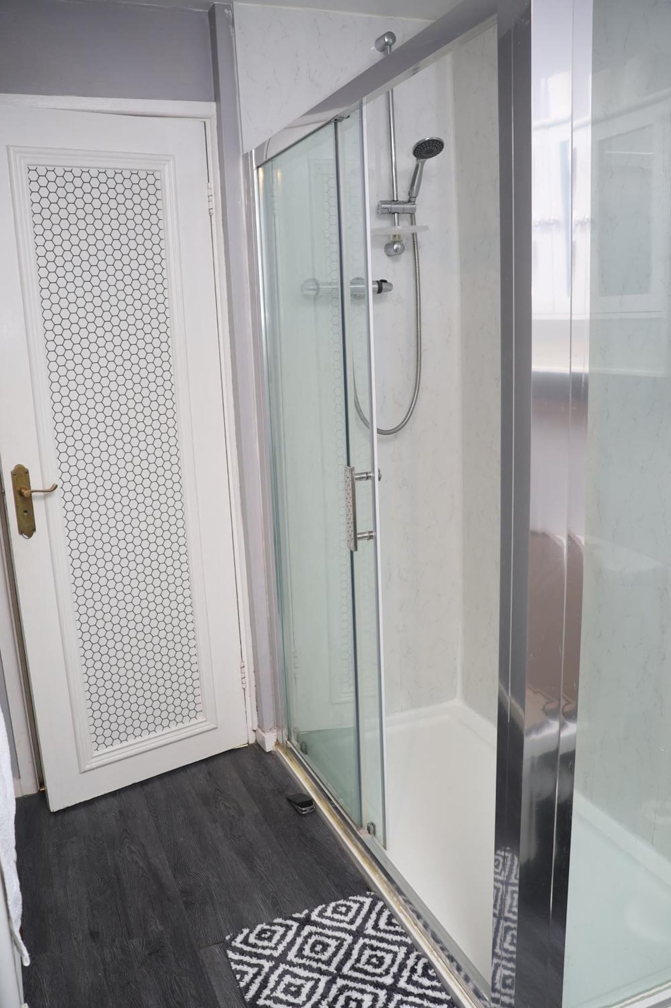 Superb 3 Bedroom Flat In Стаффорд Экстерьер фото
