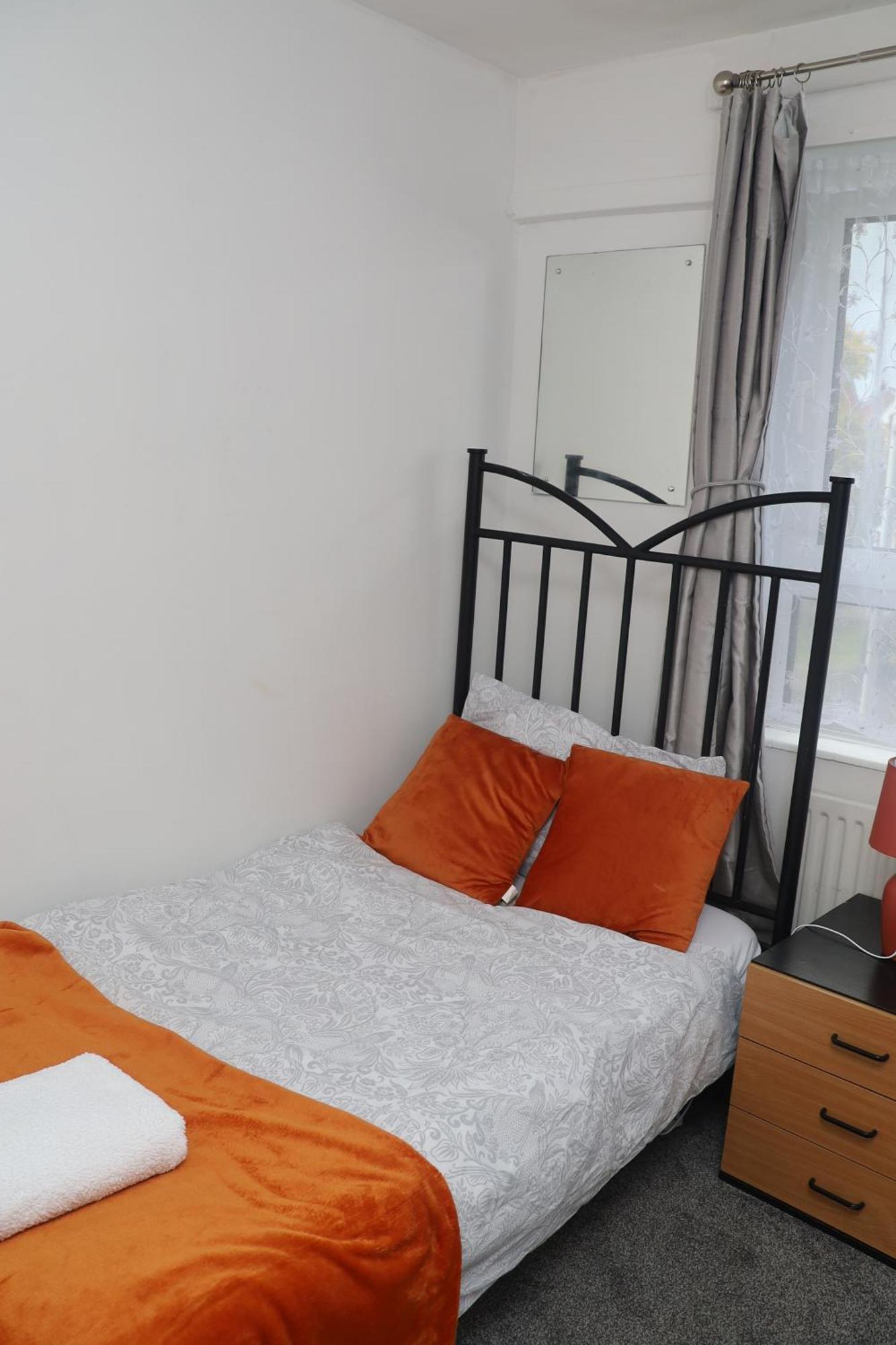 Superb 3 Bedroom Flat In Стаффорд Экстерьер фото