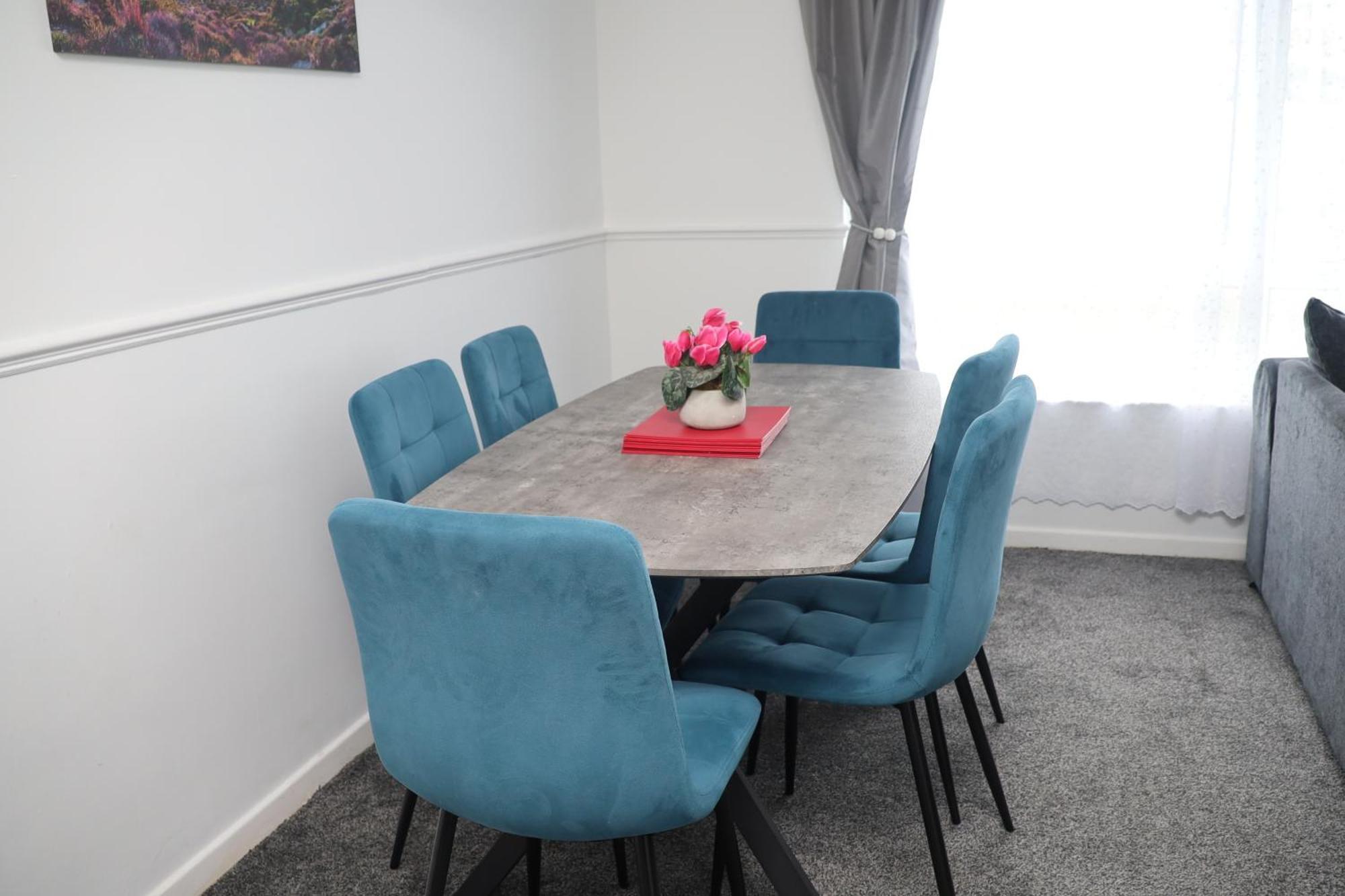 Superb 3 Bedroom Flat In Стаффорд Экстерьер фото