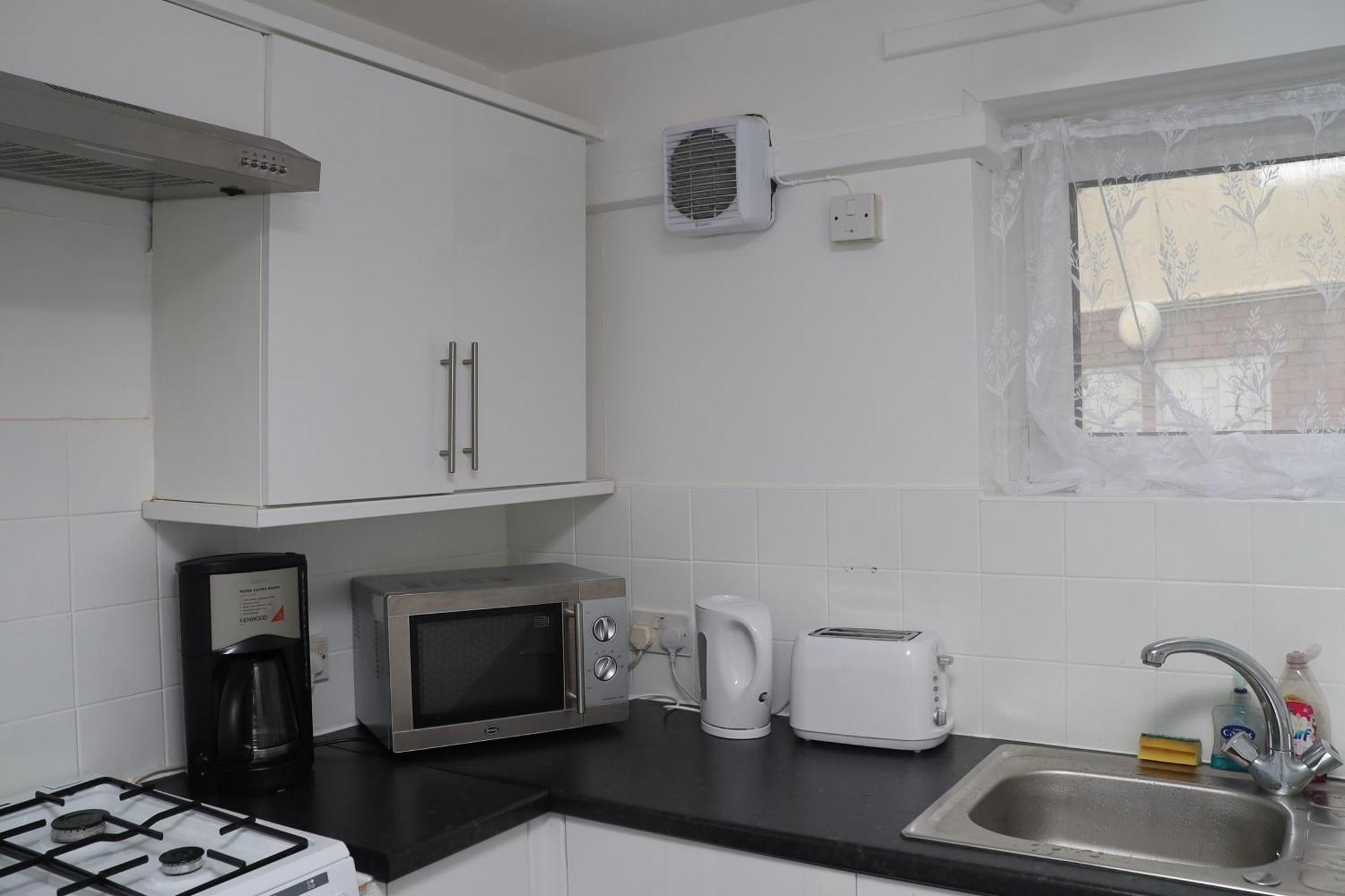 Superb 3 Bedroom Flat In Стаффорд Экстерьер фото